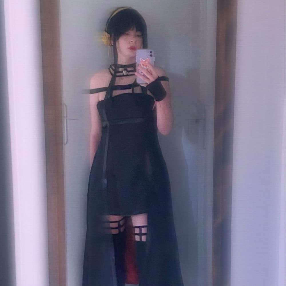 Yor  - Spy x Family cosplay photoshoot cover