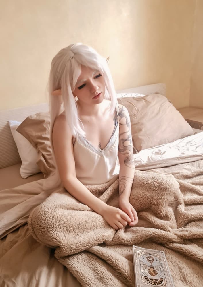 Frieren sleeping - Photo 24