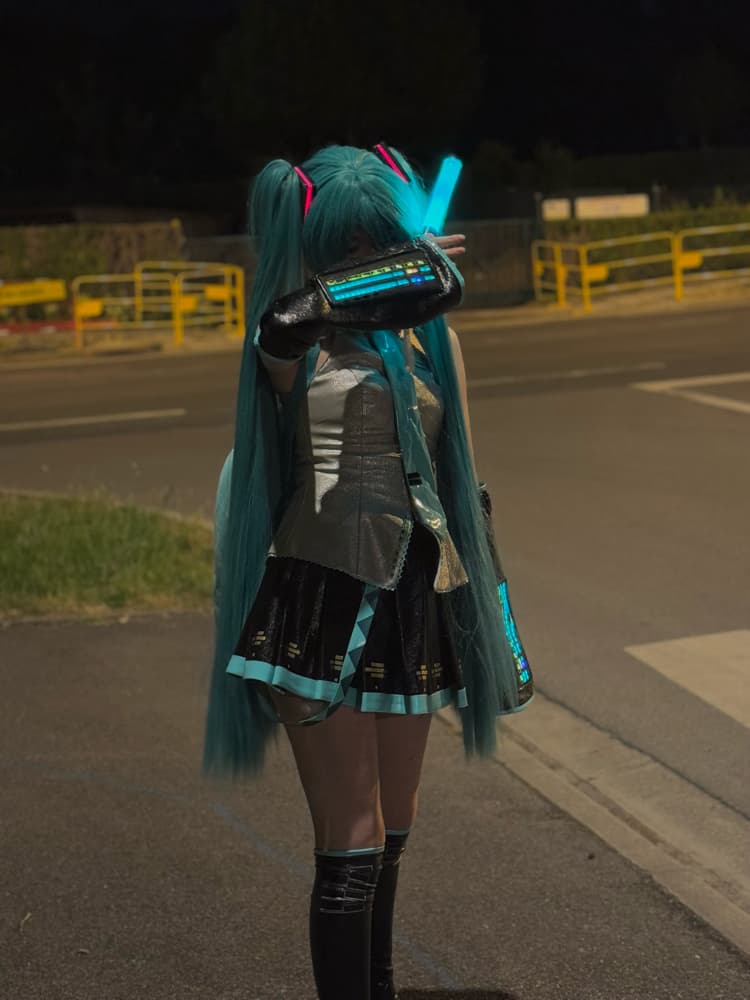 HATSUNE MIKU 🌃 - Photo 1