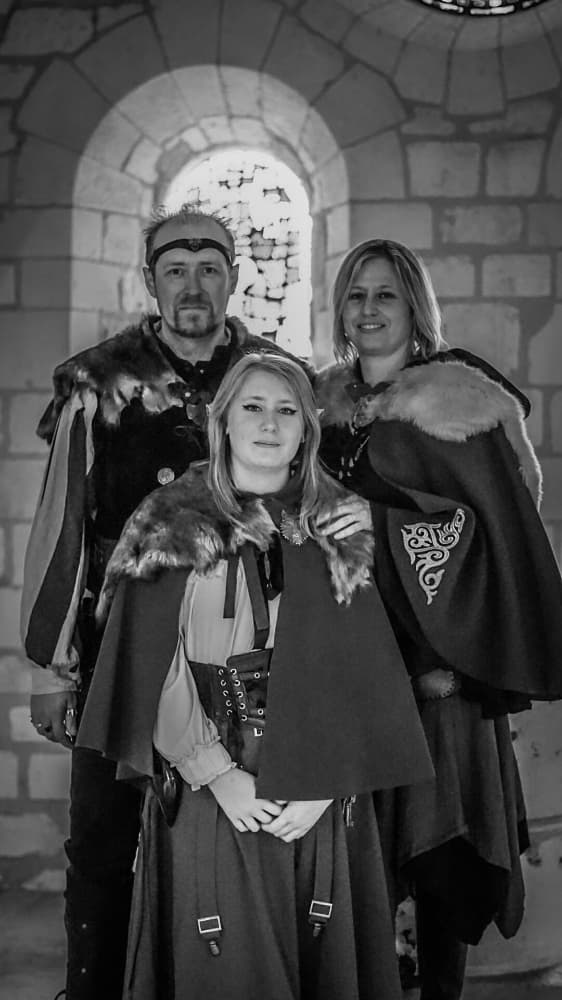 Famille médiévale  - Photo 3