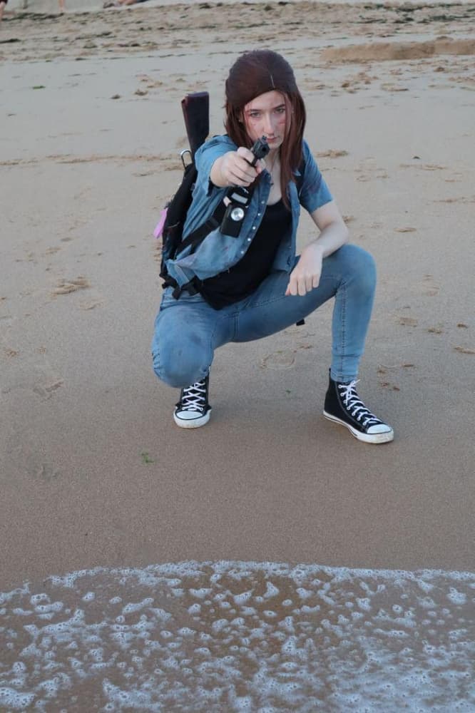 Ellie TLOU2 beach - Photo 1