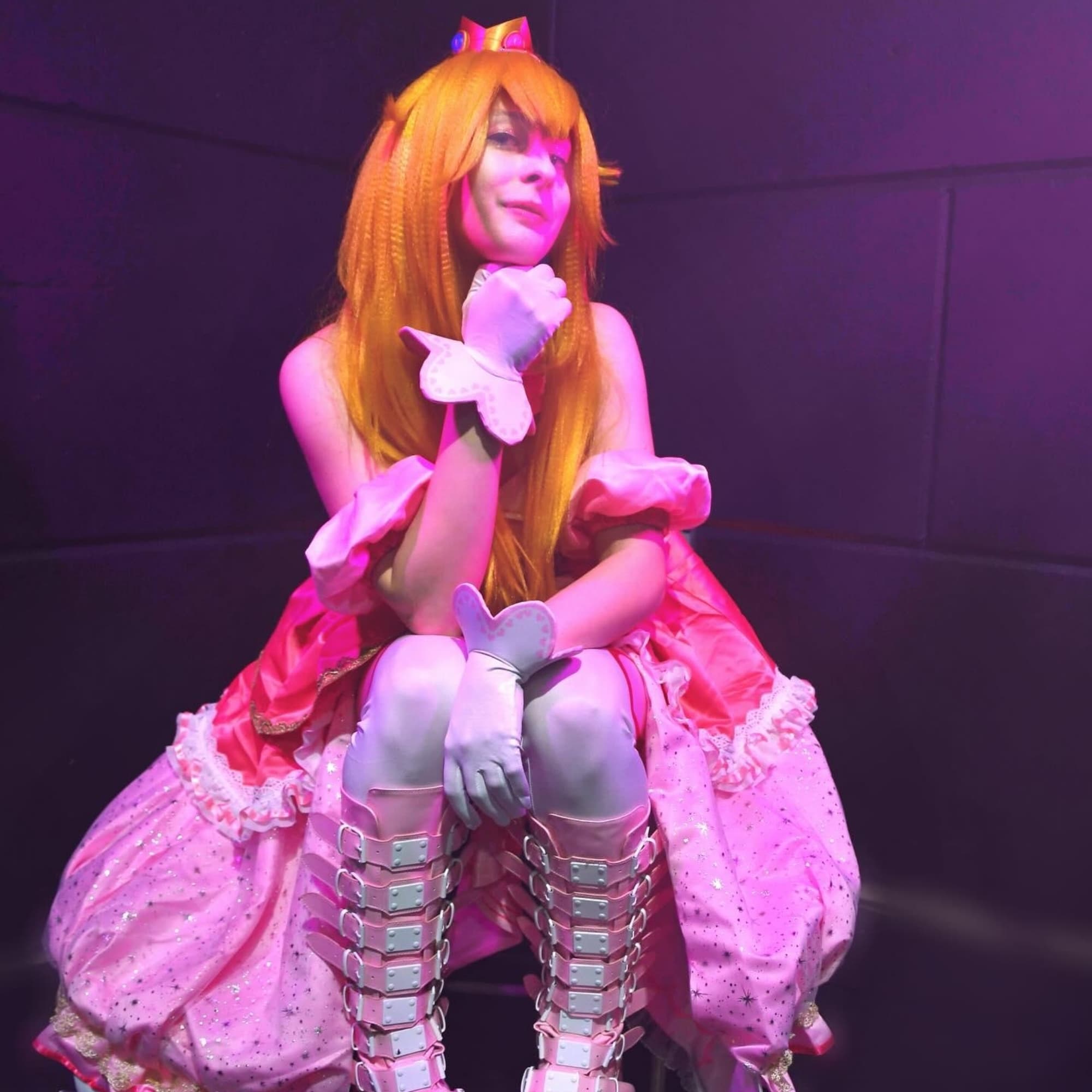 Peach  - Mario cosplay photoshoot cover