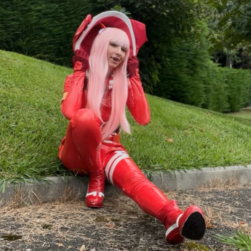 Zero Two - Darling in the Franxx cosplay photoshoot cover