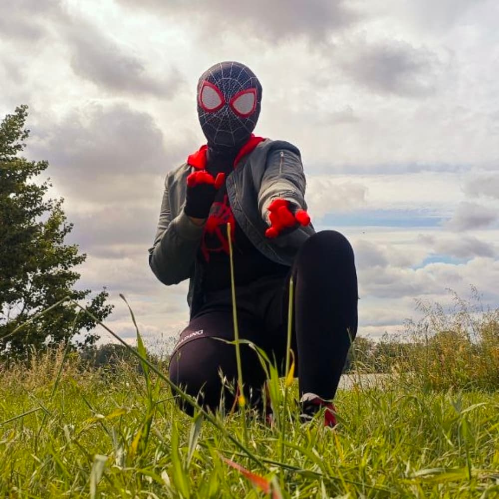 Miles en convention - Spider-Man cosplay photoshoot cover