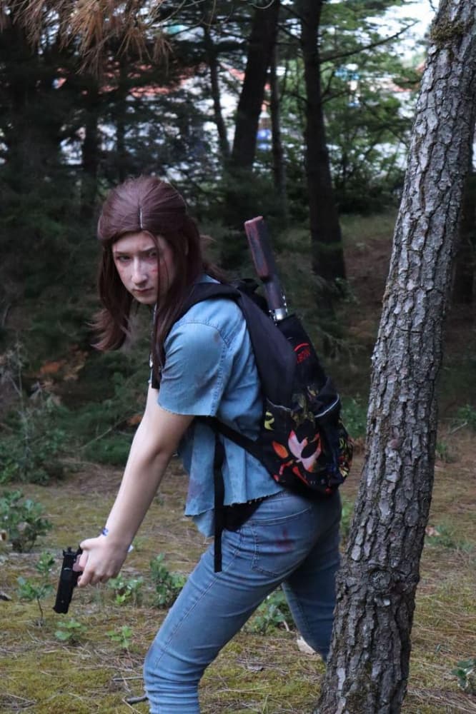 Ellie TLOU2 forest - Photo 2