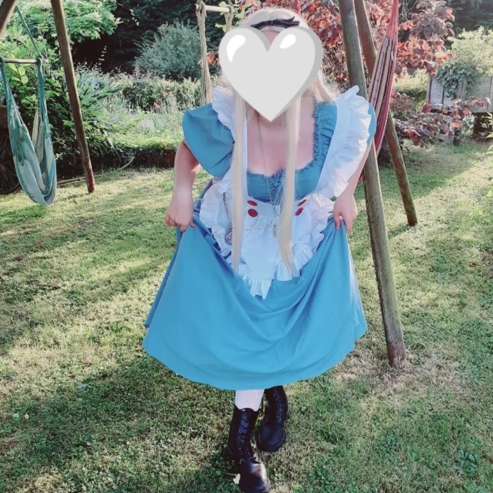 Alice - Alice in Wonderland cosplay photoshoot cover