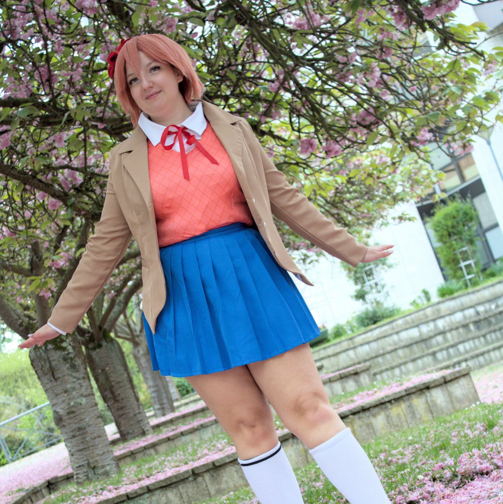 Sayori dehors - Doki Doki Literature Club! cosplay photoshoot cover