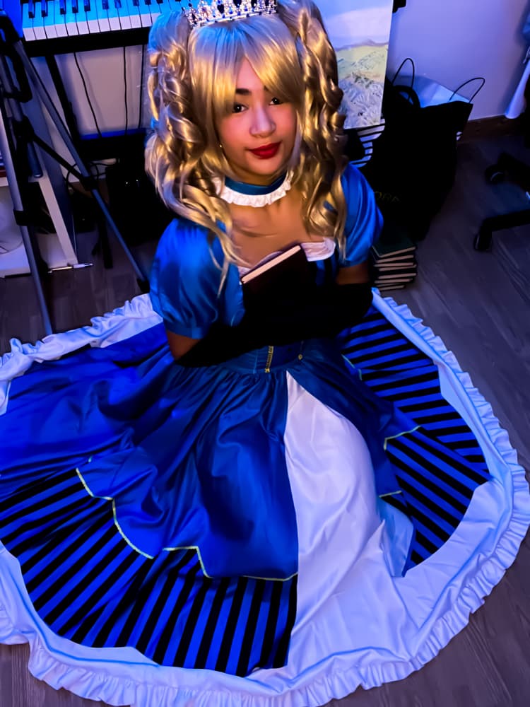 Elisabeth C.M - Photo 3