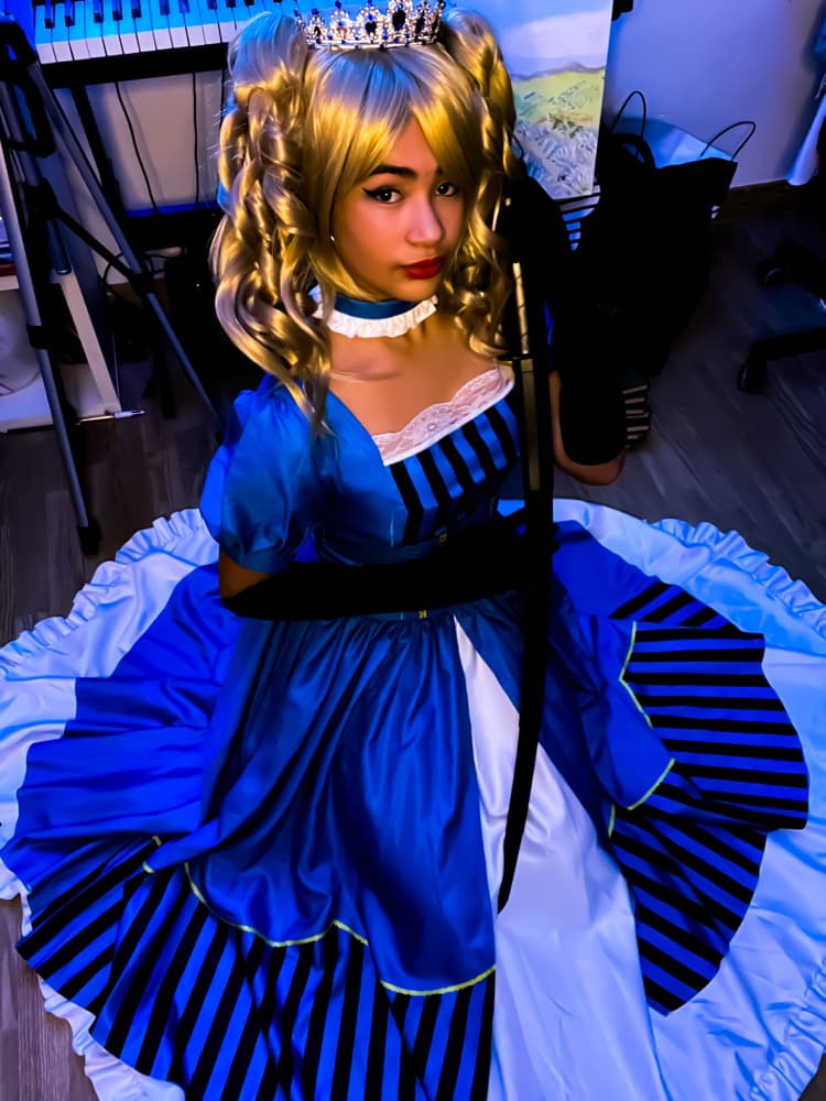 Elisabeth C.M - Photo 6