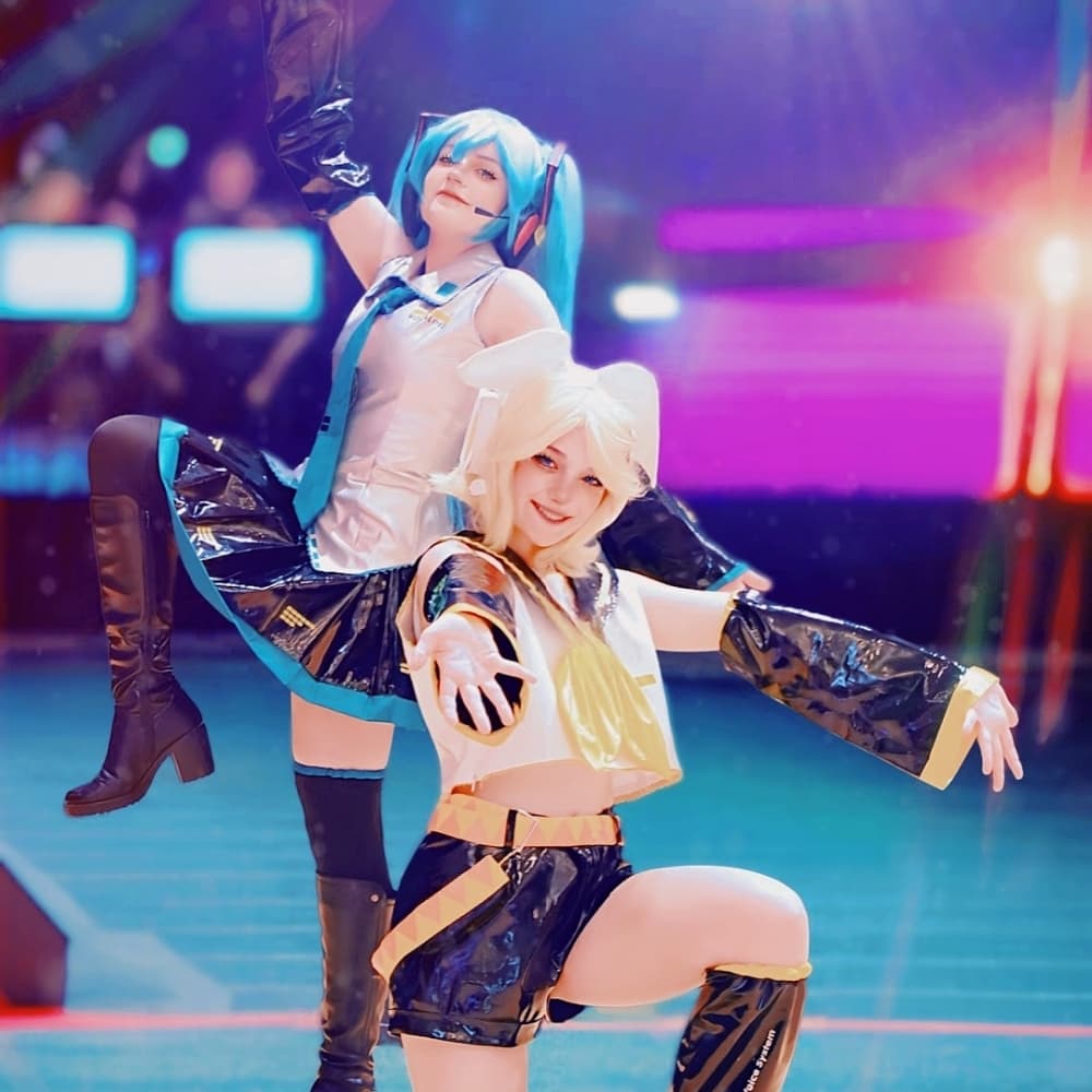 Hatsune Miku - Vocaloid cosplay photoshoot cover