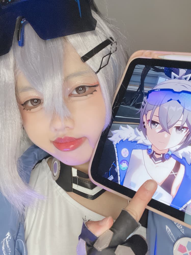 Silver Wolf - Photo 2