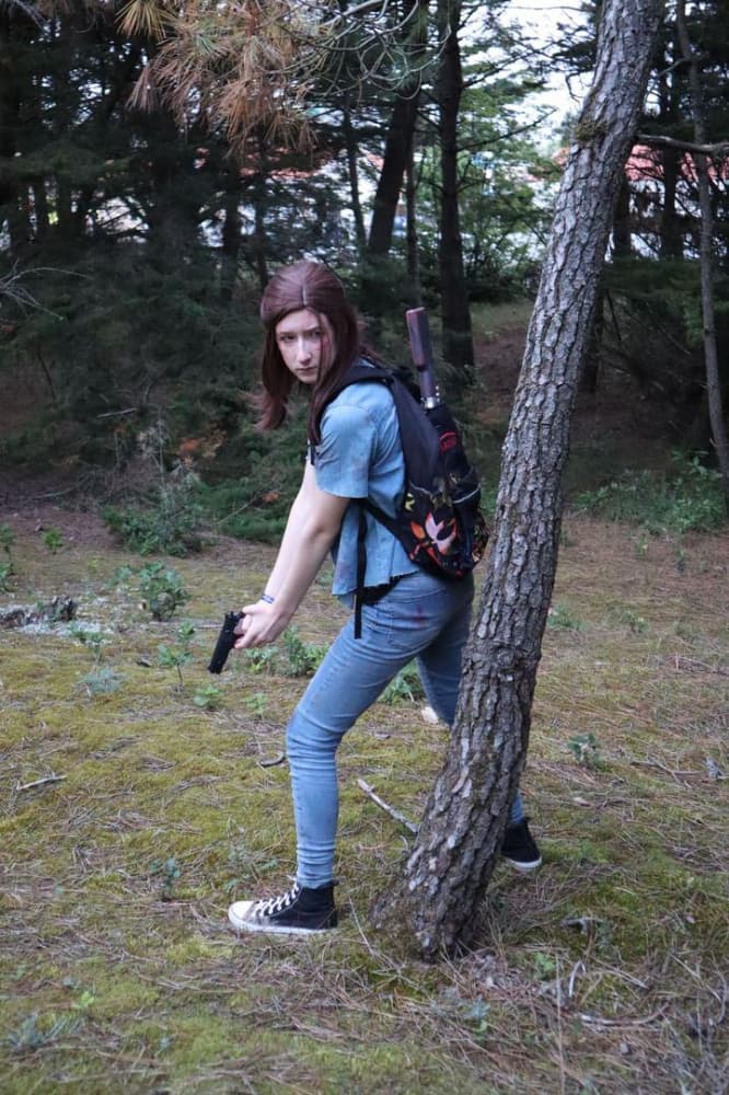 Ellie TLOU2 forest - Photo 3