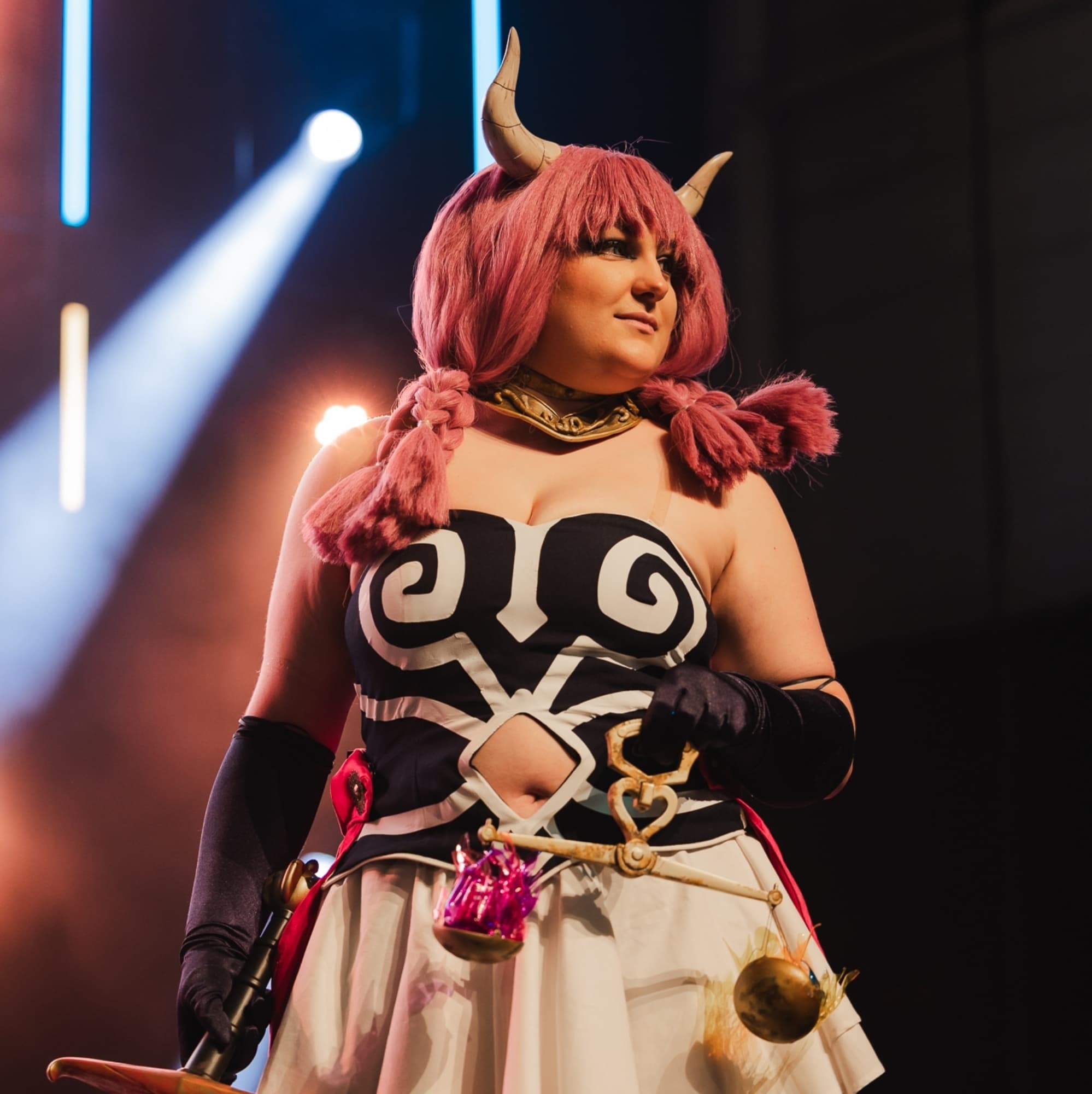Aura on stage - Frieren: Beyond Journey's End cosplay photoshoot cover