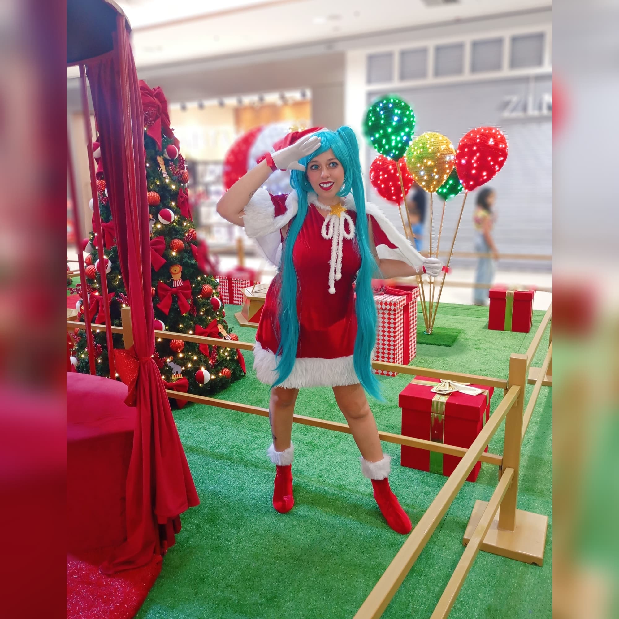 Miku Xmas - Vocaloid cosplay photoshoot cover