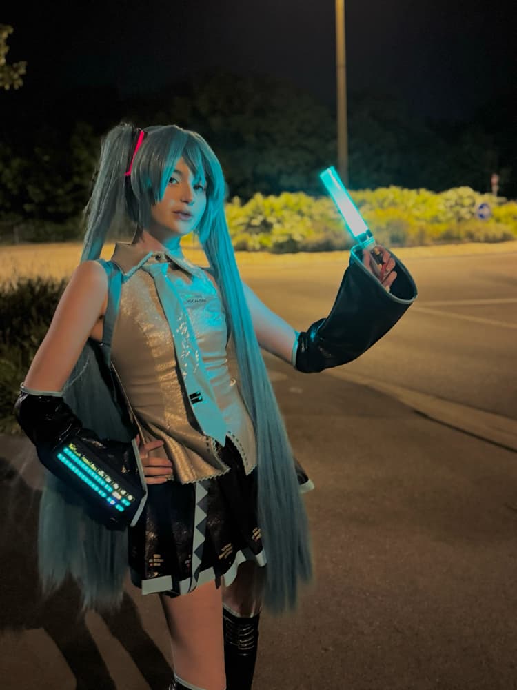 HATSUNE MIKU 🌃 - Photo 3