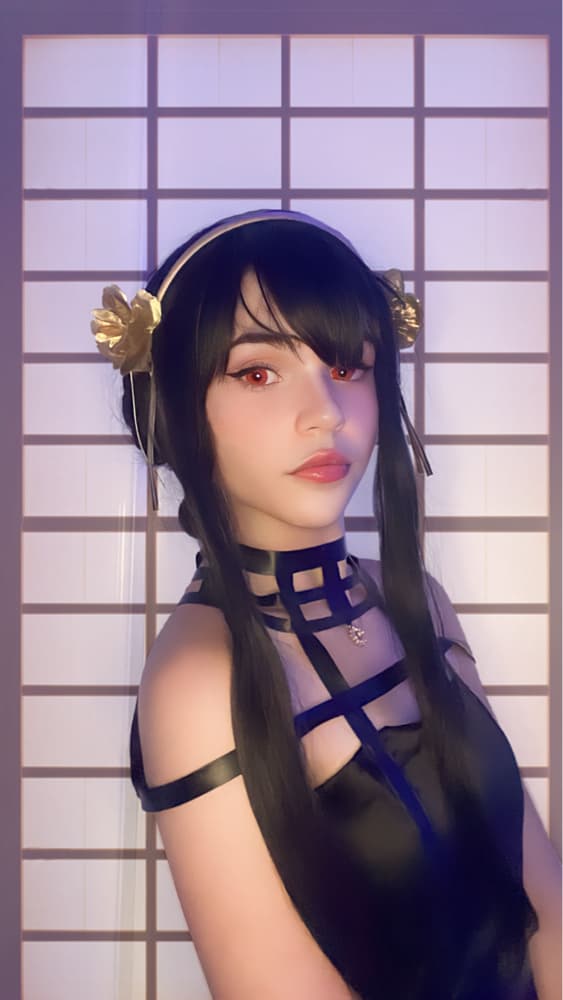 Yor Forger - Photo 2