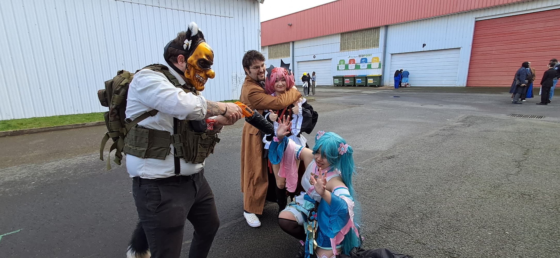 Wolf (golden mask) - Photo 2