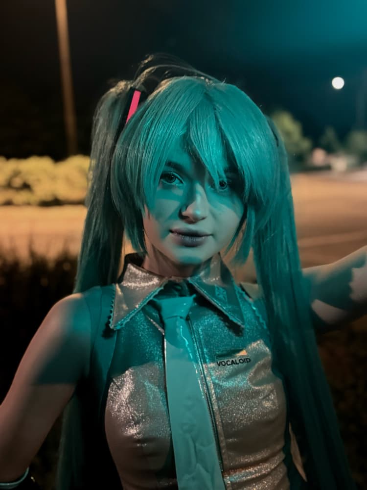 HATSUNE MIKU 🌃 - Photo 5