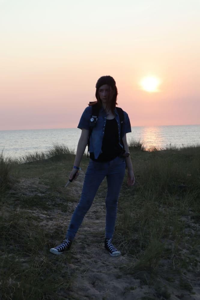 Ellie TLOU2 beach - Photo 8