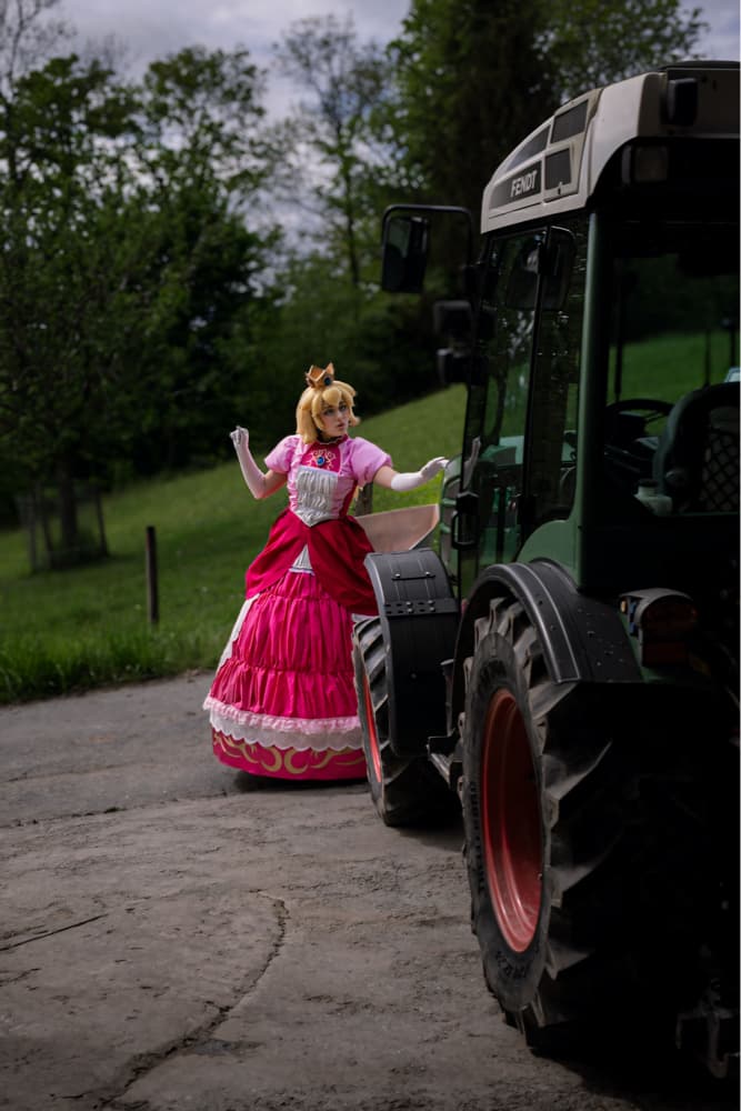 Peach at the farm 🐮 - Photo 3