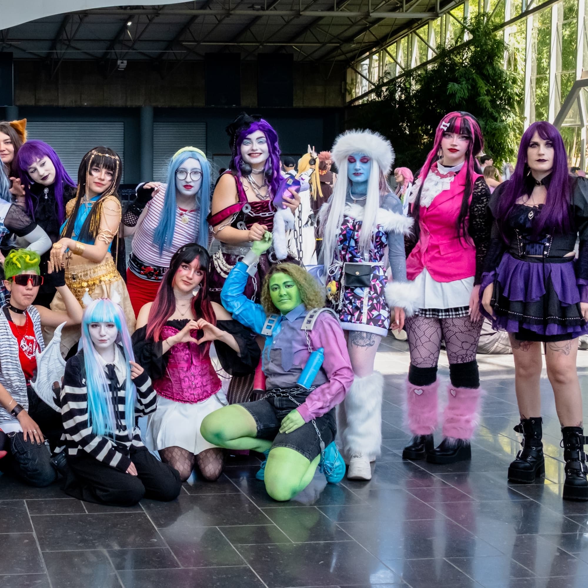 Groupe Monster High - Monster High cosplay photoshoot cover