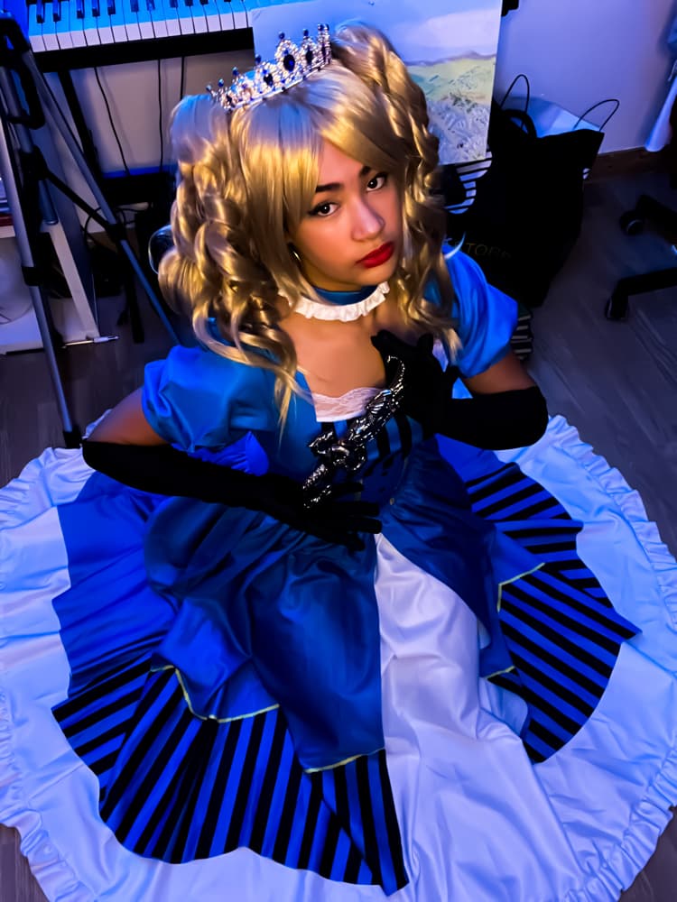 Elisabeth C.M - Photo 1