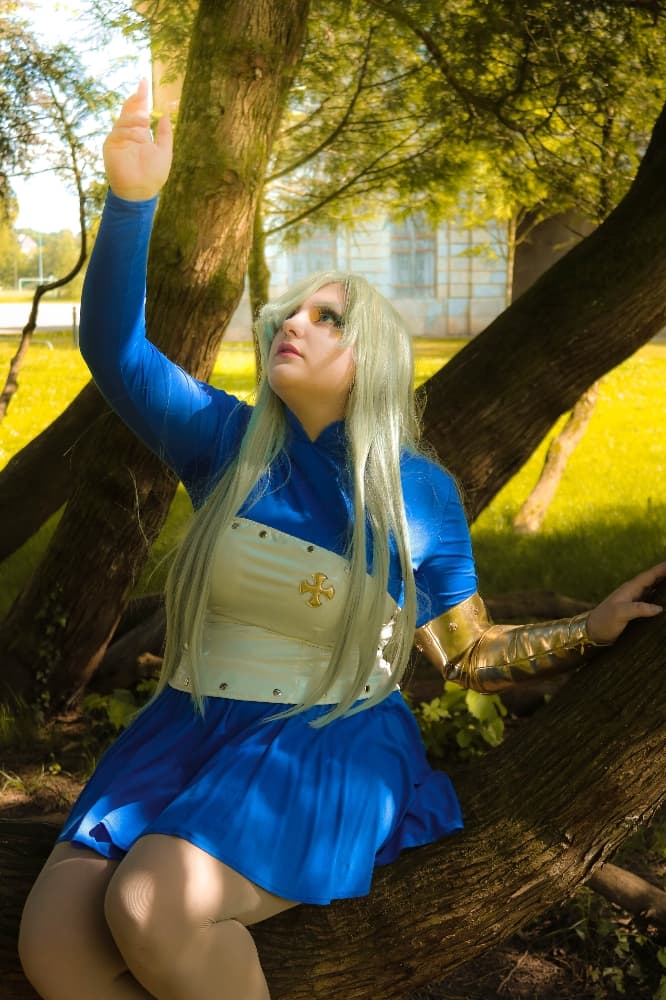 Elizabeth de Liones  - Photo 4