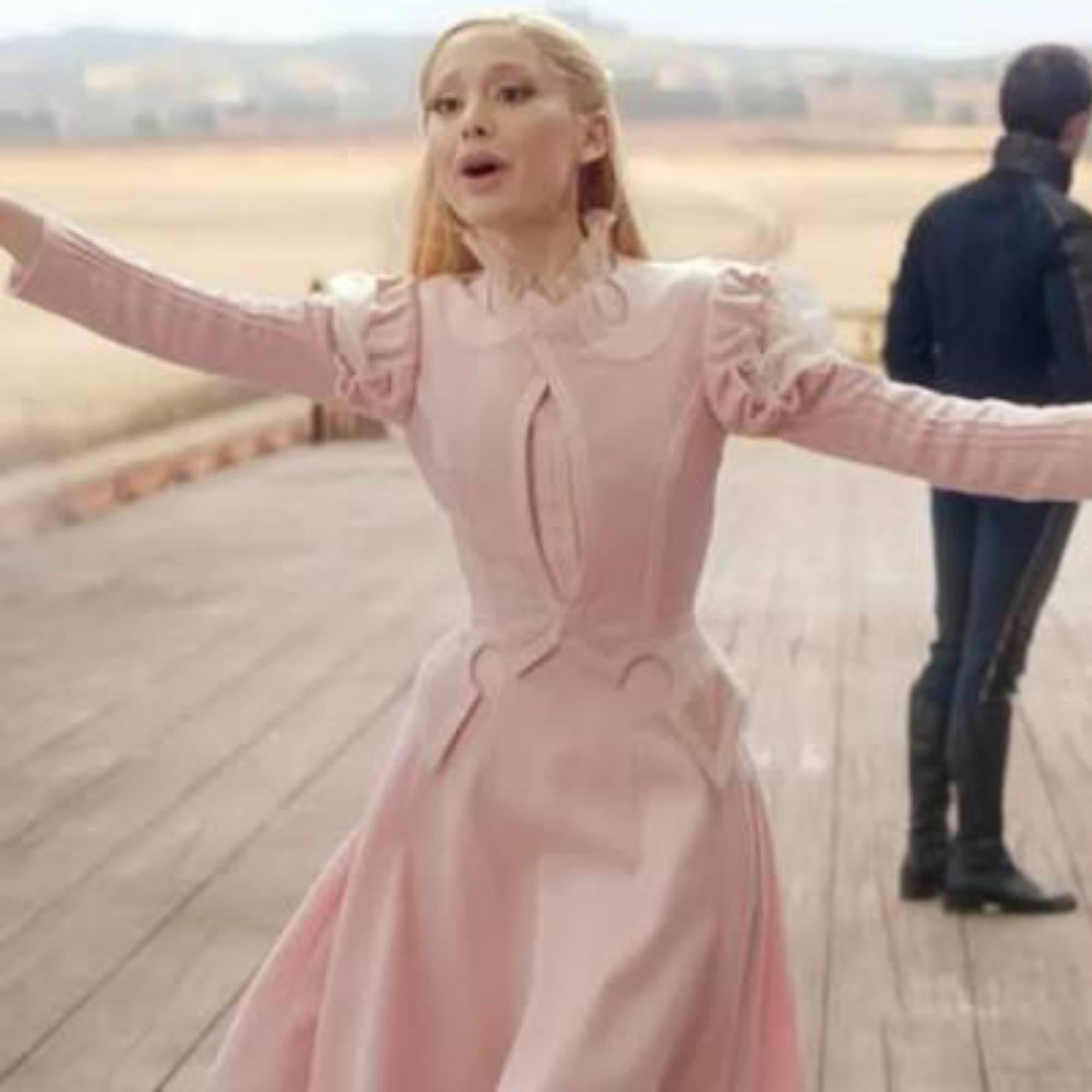 Glinda Travel Outfit