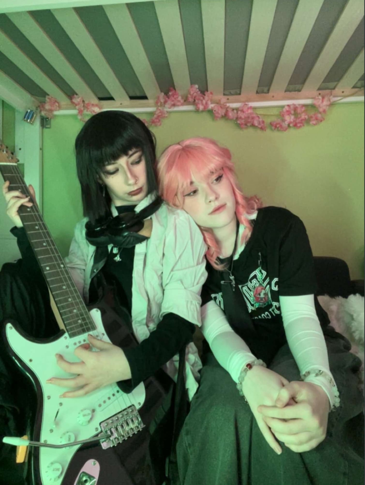 Mitsuki And Aya - Photo 1