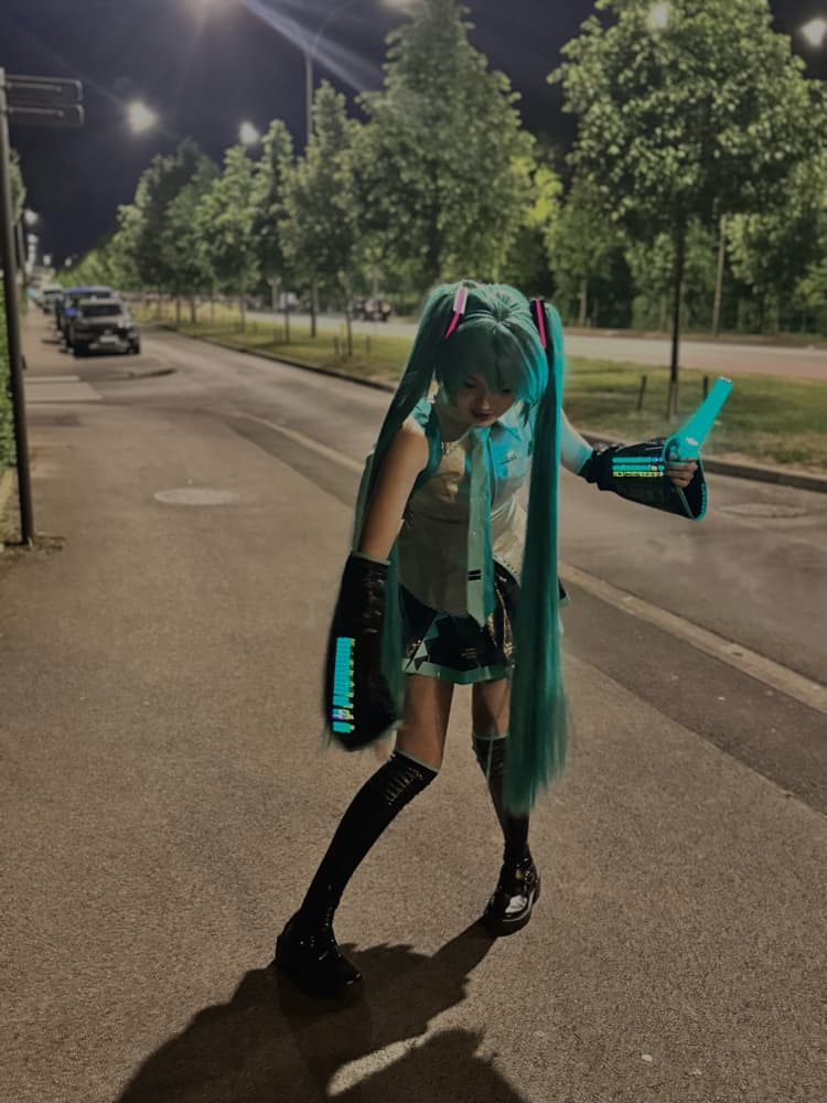 HATSUNE MIKU 🌃 - Photo 6