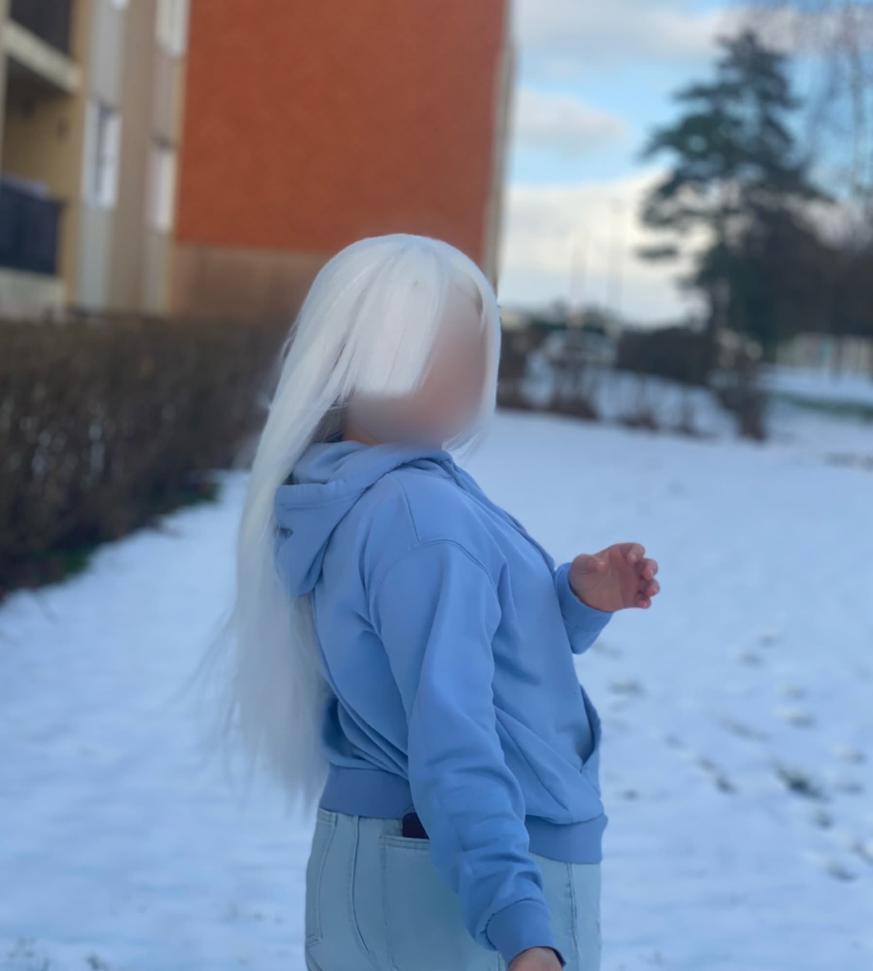 Elizabeth in snow - Photo 2