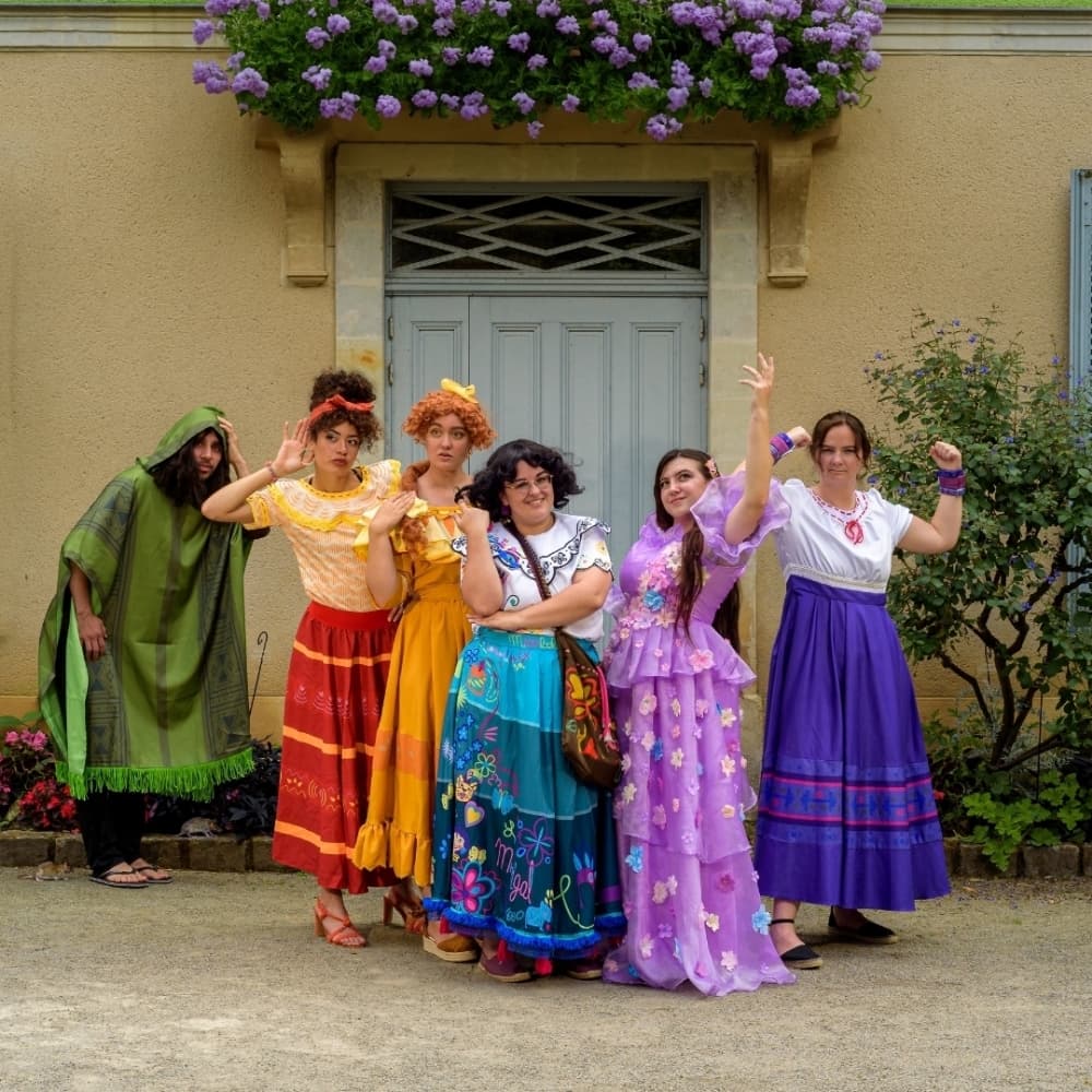 Groupe Encanto - Encanto cosplay photoshoot cover