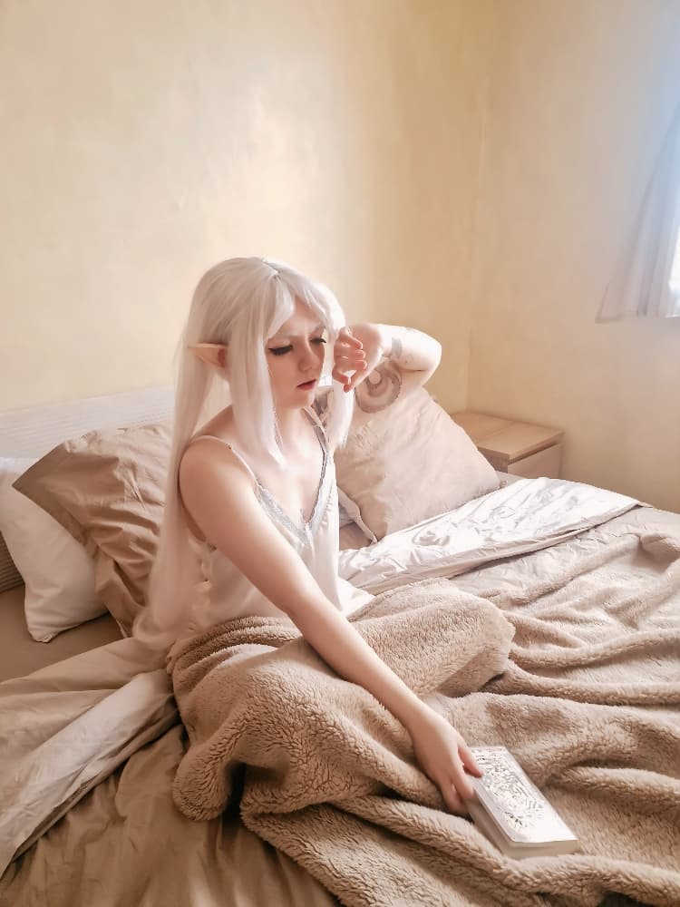 Frieren sleeping - Photo 14