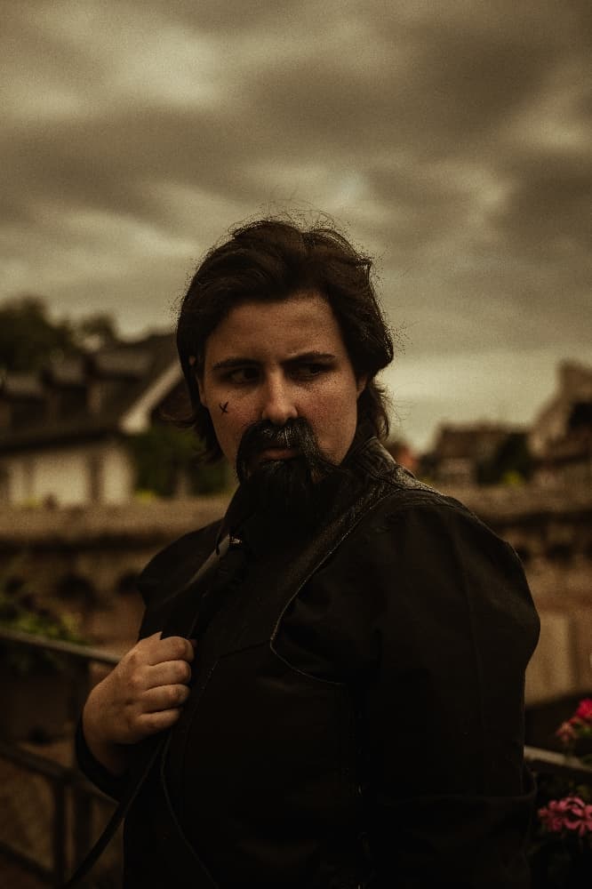 Izzy hand  - Photo 6