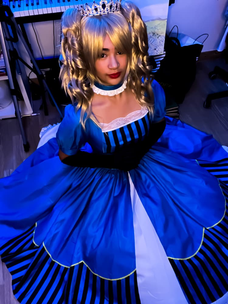 Elisabeth C.M - Photo 2