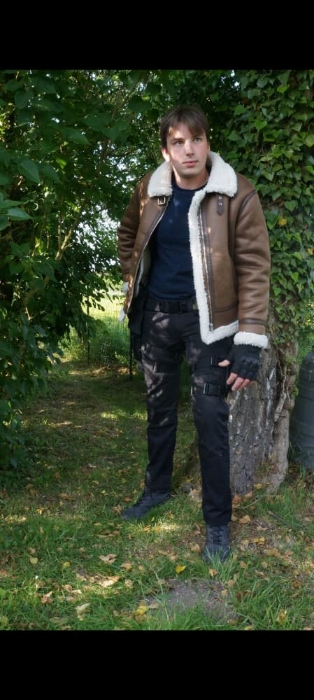 Leon Kennedy - Photo 5