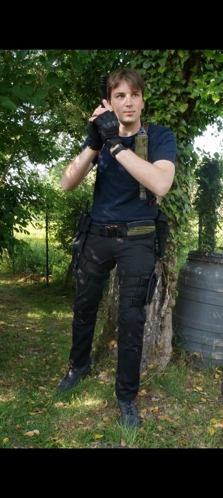 Leon Kennedy - Photo 4