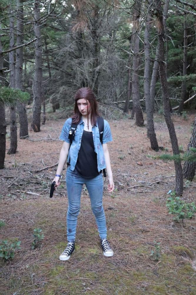 Ellie TLOU2 forest - Photo 7