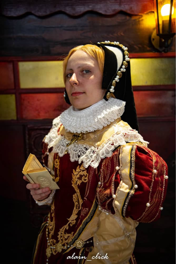 Mary I of England Cosplay - Photo 13