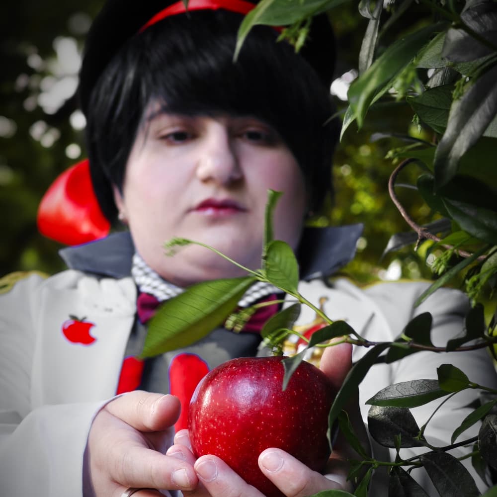 Neige - Snow White cosplay photoshoot cover
